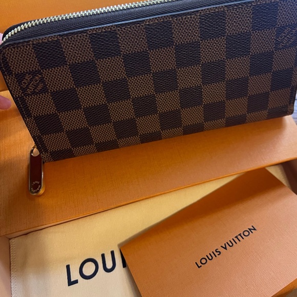 NWT✨Louis Vuitton Zippy Wallet✨Including Box, Dust bag, Receipt& paperwork!✨ - Picture 3 of 10